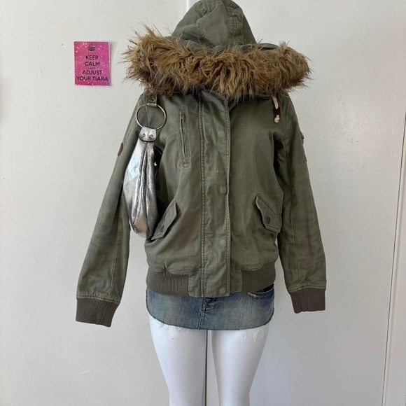 Roxy Y2K Bomber Jacket: Olive Green Faux Fur Hood, Indie Utility (Size S) - Picture 7 of 8